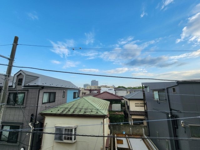 杉並区天沼3丁目 限定1棟の展望|3階バルコニーからの眺望
南向きのワイドバルコニーが2階・3階と2ヵ所にございます
陽当り良好でお洗濯物もしっかりと乾きます
気持ちの良い青空が望め眺望も良好です