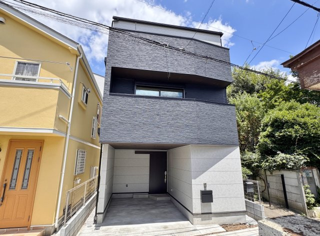 杉並区天沼3丁目 限定1棟の外観|【堂々完成につき本日のご見学も可能です♪♪】
―弊社にて現地販売会開催中です―
建物92.52㎡　3LDK　小屋裏収納　南向きワイドバルコニー　ビルトインガレージ付
是非現地にて実際にご見学ください！