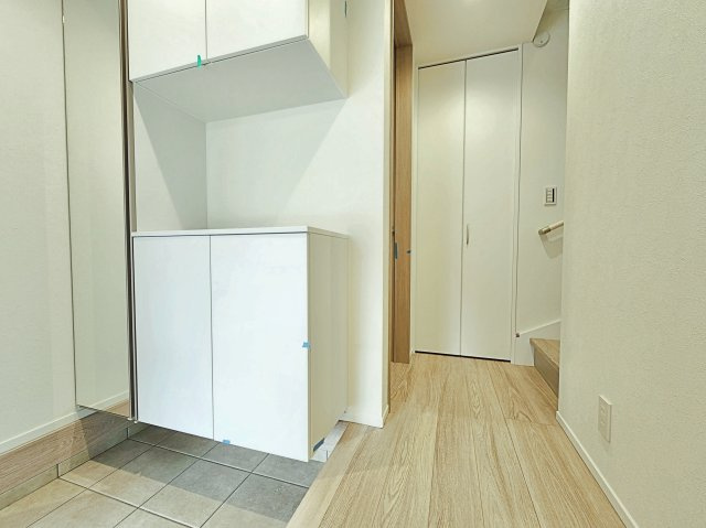杉並区天沼3丁目 限定1棟の玄関|明るく開放的な玄関スペース
ご家族皆様の靴をしっかりと収納いただけるシューズボックス完備
ミラー付きでお出かけ前の身だしなみチェックに便利です