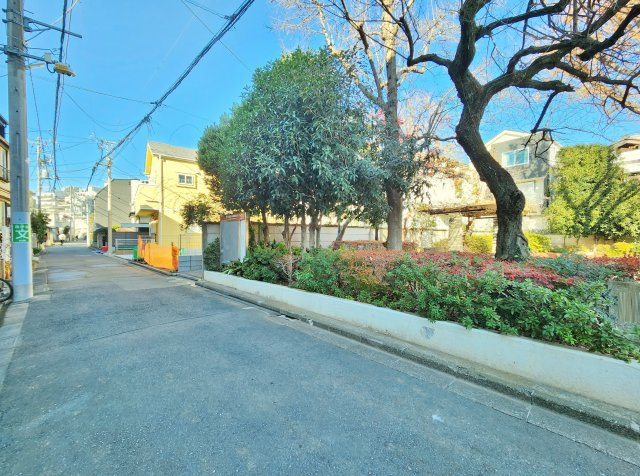 杉並区天沼3丁目 限定1区画の前面道路含む現地写真|東側には公園があり、緑豊かで四季折々の季節を感じる事ができます
お子様の遊び場としても近くに公園があると良いですね♪