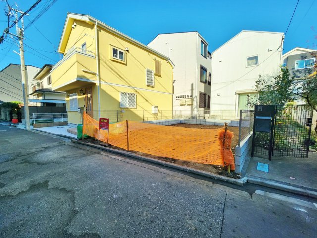 杉並区天沼3丁目 限定1区画の前面道路含む現地写真|東側は隣地通路の為、角地感覚！
圧迫感も軽減し風通しも良好です
家と人が調和する美しい街並み
利便性と暮らしやすさが共存した魅力的なロケーションです