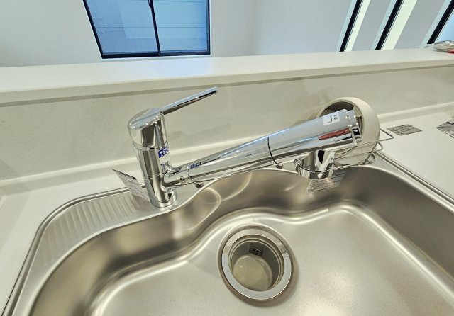 杉並区天沼3丁目 限定1棟のキッチン|【浄水器】
クリアな水が毎日使え、見た目にもスマートな浄水器一体