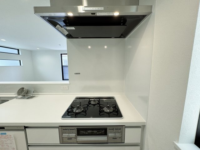 杉並区天沼3丁目 限定1棟のキッチン|【ガラストップコンロ】
手軽にお手入れができるガラストップコンロを装備しています