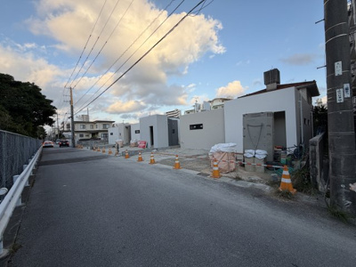 【前面道路含む現地写真】 | 中城南上原Ⅱ（全3棟）RC造新築平屋3号棟 | ※北西側公道5.5m♪