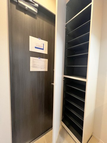 プレジール　ウエストの玄関