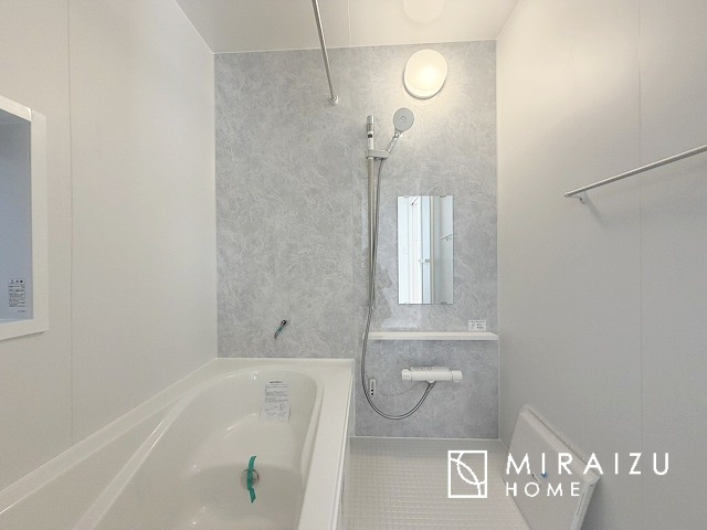 【浴室】 | お子さんとわいわいと楽しいバスタイムもよし、一人でゆったりと入るのもよし、浴室換気乾燥機付きのユニットバス。お洗濯物を干せるだけでなく、カビ防止にもなります。