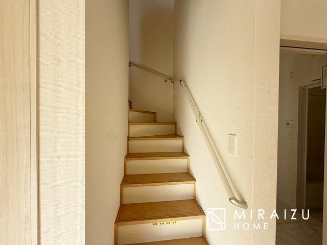 【内装】 | 安全性に配慮した手すり、清潔感や明るい陽光を取り入れてくれる窓がある階段。LED照明付きでお財布にもやさしいつくり。