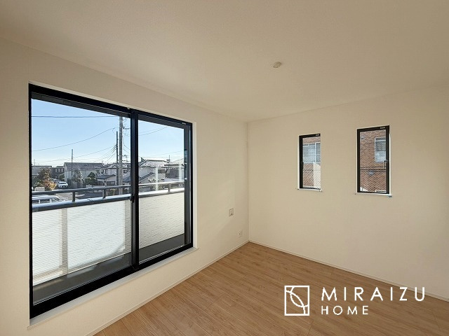 【寝室】 | 日当たりの良いお家は嬉しいですよね。それぞれ価値観が分かれる箇所です、実際に内覧して日当たりの心地よさをご体感下さいね♪