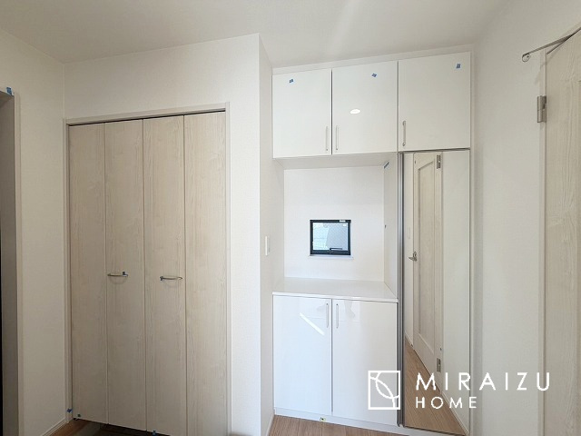 【玄関】 | プライバシー性と開放感を高める住環境。陽当たりの良い開かれたロケーションを活かし、心地よい暮らしをプランニング