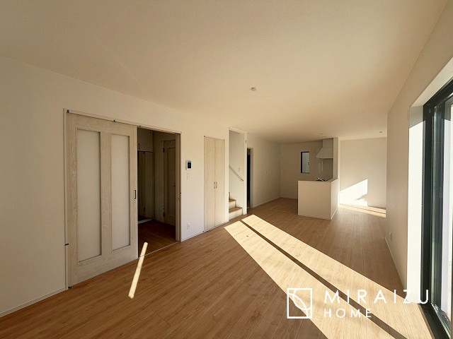 【居間・リビング】 | お子さんが宿題をしたり、ちょっとした作業もできる、家族みんながそれぞれの時間を過ごせるリビングです。