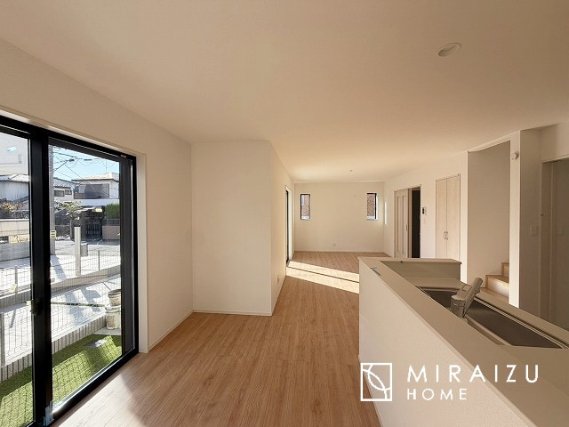 【居間・リビング】 | 窓が多いと温かな太陽の光と心地いい風が室内へと入ります。家族が集まるリビングは明るく過ごしやすいつくりです。窓が多いお家は住みやすい証です。