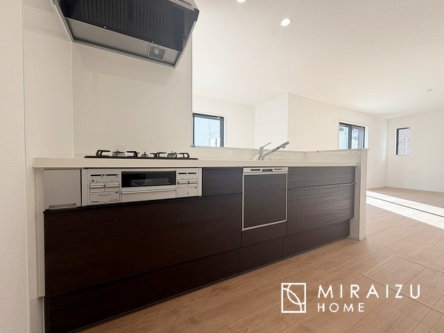 【キッチン】 | 収納に様々な工夫がされていて出しやすく片付けやすい、散らかりにくいキッチンになっています！人工大理石の天板や深型シンクなど、デザイン性と機能性を兼ね備えているので見せたいキッチンになっています。