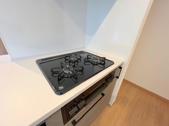 茅ヶ崎市菱沼1丁目　新築戸建のキッチン|同時進行ができる3口コンロ♪