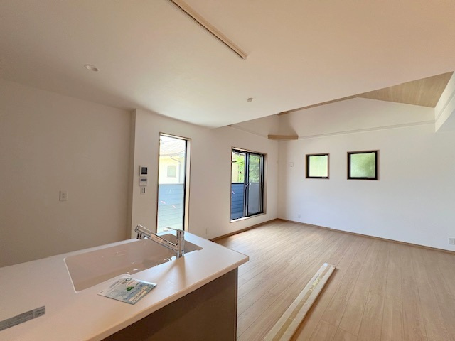 茅ヶ崎市菱沼1丁目　新築戸建の居間・リビング|キッチンから見たリビングルーム◇◇