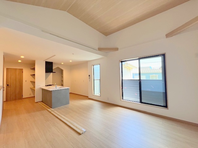 茅ヶ崎市菱沼1丁目　新築戸建の居間・リビング|バルコニーからの日差しが入り込み明るい居室◇◇