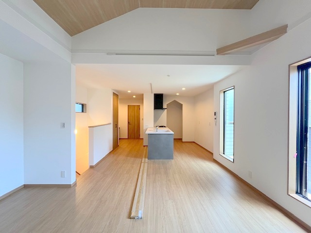 茅ヶ崎市菱沼1丁目　新築戸建の居間・リビング|キッチンスペース奥側には脱衣室スペースがあります☆