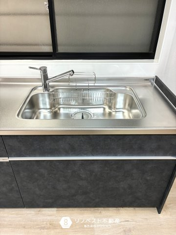 東大阪市加納8丁目中古戸建のキッチン|スポンジ置場があるのでシンク周りが濡れずに済みますね！