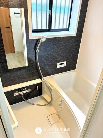 東大阪市加納8丁目中古戸建の浴室|小窓があるので換気をするのも楽々です♪追い炊き機能もあるのでいつでも温かいお湯に浸かって頂けます！