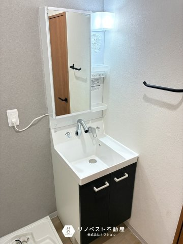 東大阪市加納8丁目中古戸建の独立洗面台|スタイリッシュな洗面台でライトもついているのでお顔を照らしてくれ身支度もはかどります！