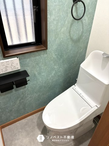 東大阪市加納8丁目中古戸建のトイレ|グリーン基調のクロスがオシャレ感UP！もちろんウォシュレットもございます！