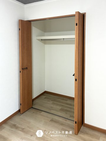 東大阪市加納8丁目中古戸建の収納|上部の棚には普段あまり使わない物を収納しておくとスッキリとしたお部屋造りができそうですね！