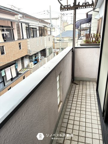 東大阪市加納8丁目中古戸建のバルコニー|バルコニーは2階と3階の2か所にございます！洗濯物を分けて干すとスペースの有効活用ができます！