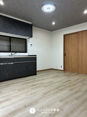 東大阪市加納8丁目中古戸建の居間・リビング|キッチンとリビングが繋がっているので配膳するのが楽々です♪