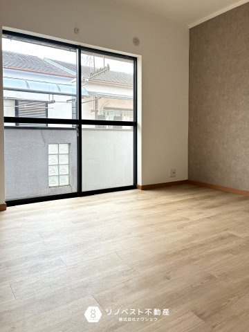 東大阪市加納8丁目中古戸建の洋室|バルコニーからの日差しが心地よいです◎
