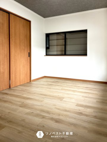 東大阪市加納8丁目中古戸建の洋室|シンプルな内装なのでお好みのインテリアと合わせて頂くと良さそうですね！