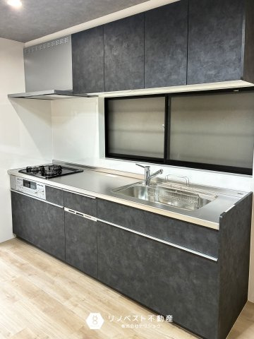 東大阪市加納8丁目中古戸建のキッチン|システムキッチンは新調されておりブラック基調で汚れが目立ちにくいです◎