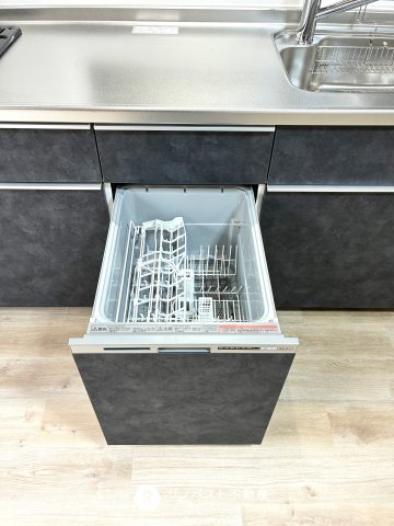 東大阪市加納8丁目中古戸建のキッチン|食洗機付きなので家事効率もUPしますね！家事の強い味方です！