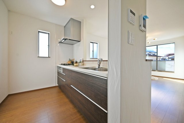 ハートフルタウン伊丹荻野4丁目新築一戸建てのキッチン|キッチンスペースが広々としているため、作業中にすれ違っても余裕があります。