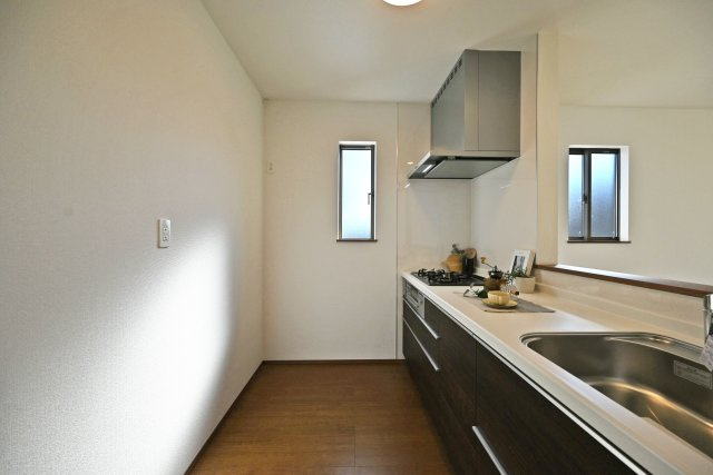 ハートフルタウン伊丹荻野4丁目新築一戸建てのキッチン|キッチンに窓があり、必要になったときすぐに換気できます。また自然光を採り入れることで、キッチンが明るくなります。