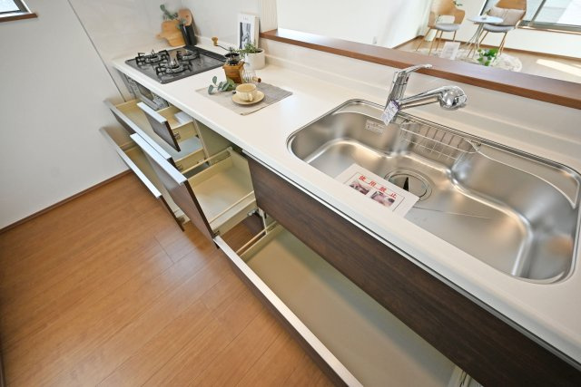 ハートフルタウン伊丹荻野4丁目新築一戸建てのキッチン|大容量のキッチン収納です。お料理好きでお鍋や道具が増えてしまう方も安心ですね。