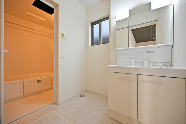 ハートフルタウン伊丹荻野4丁目新築一戸建ての独立洗面台|三面鏡付き洗面台は収納が多く、お化粧品がすっきりと片付きます。