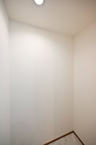 ハートフルタウン伊丹荻野4丁目新築一戸建ての収納|洗面室屋のファミリークロークです。水回りの消耗品をまとめ買いしてもすっきりと収納いただけます。また非常持ち出し袋などを置いておくと、もしものときも安心ですね。