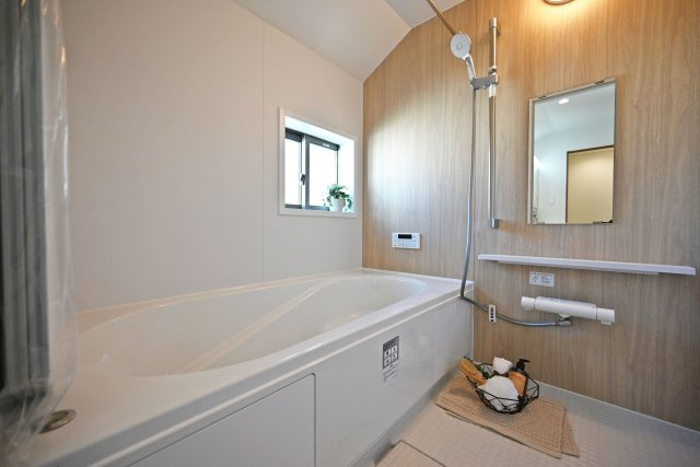 ハートフルタウン伊丹荻野4丁目新築一戸建ての浴室|浴室に窓が付いているため、湿気を効率よく輩出することによりカビ予防が可能です。また、心地よい日光を取りこめるため、朝風呂が一層快適に感じられます。