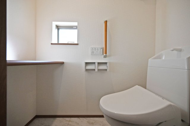 ハートフルタウン伊丹荻野4丁目新築一戸建てのトイレ|白を基調とした清潔感のあるお手洗いです。ボードにお好みのインテリアを置くことによって、雰囲気を変えることができます。