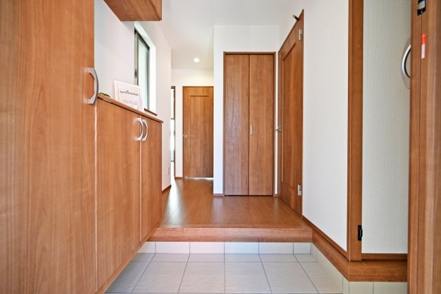 ハートフルタウン伊丹荻野4丁目新築一戸建ての玄関|収納豊富な玄関です。左手のシューズボックスに思い出の品やお好みのインテリアを置くと、ゲストの第一印象◎また帰宅時に心が癒されますね。