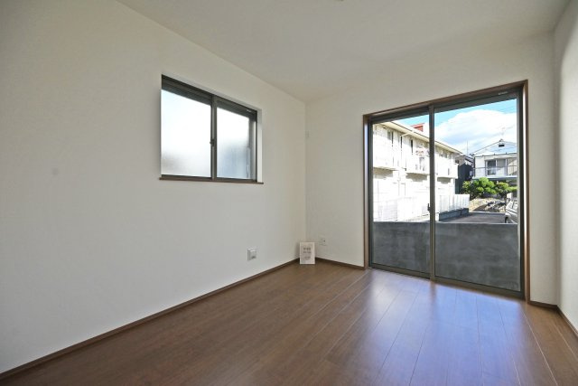 ハートフルタウン伊丹荻野4丁目新築一戸建ての洋室|2階リビング横の洋室は5.62帖。2面採光で明るいお部屋です。