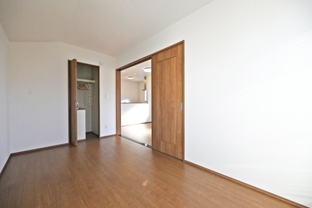 ハートフルタウン伊丹荻野4丁目新築一戸建ての洋室|ご家族の生活スタイルに合わせて柔軟に対応できます。