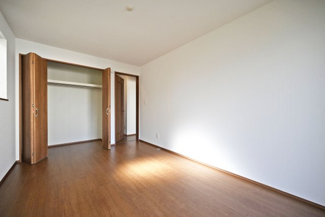 ハートフルタウン伊丹荻野4丁目新築一戸建ての洋室|1階6.75帖の洋室です。大きなクローゼットにはお洋服以外にもご家族や旅行の思い出の品をしまっておくことができます。