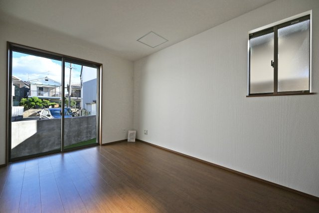 ハートフルタウン伊丹荻野4丁目新築一戸建ての洋室|1階の洋室です。シンプルな内装は、様々なインテリアとマッチします。お好みの小物に囲まれて、プライベートな時間もゆったりとお過ごしいただけます。