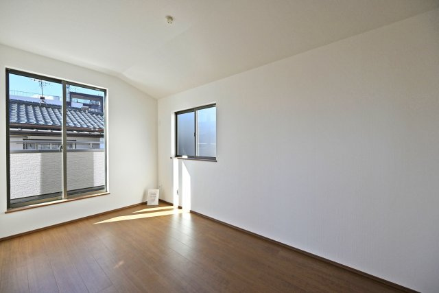 ハートフルタウン伊丹荻野4丁目新築一戸建ての洋室|シンプルな内観デザインでインテリアづくりも自由に楽しめます。各居室備え付けのクローゼットを活用すれば、収納家具も減らせてお部屋すっきり。