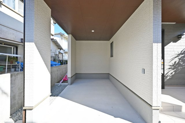 ハートフルタウン伊丹荻野4丁目新築一戸建ての駐車場|ビルトインガレージはお車が風雨に晒されないため綺麗に保ちやすくなっております。