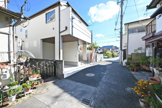 ハートフルタウン伊丹荻野4丁目新築一戸建ての前面道路含む現地写真|前面道路幅は南西に4ｍです。