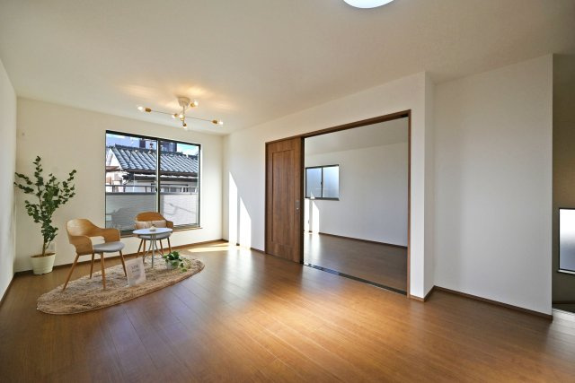 ハートフルタウン伊丹荻野4丁目新築一戸建ての居間・リビング|15帖のリビングです。ダイニングテーブルとソファを置いても余裕があります。