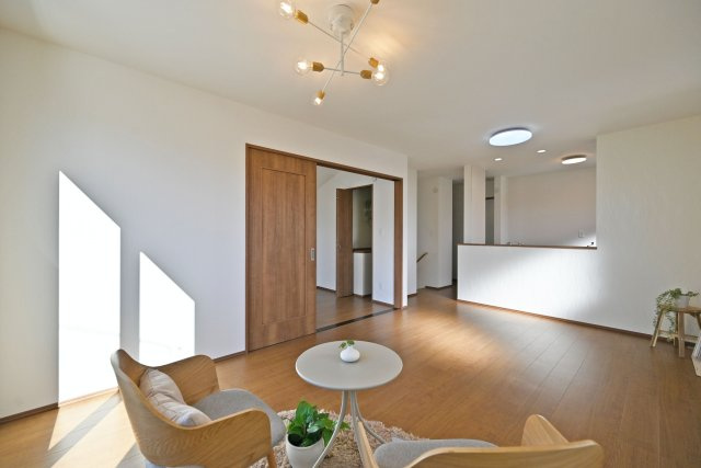 ハートフルタウン伊丹荻野4丁目新築一戸建ての居間・リビング|2階リビングなので日当たり良好。南西向きのため昼間は電気をつけなくても明るく、節約につながります。