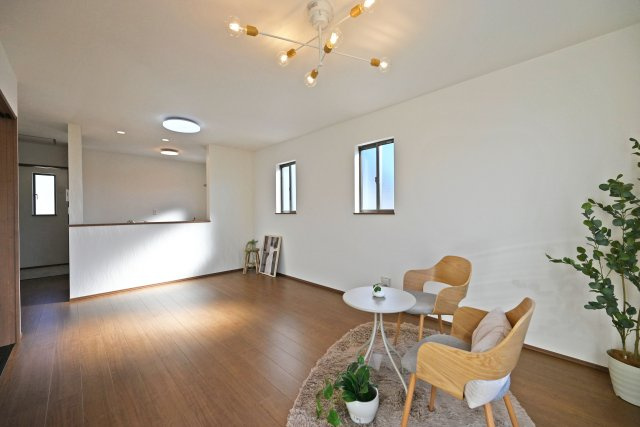 ハートフルタウン伊丹荻野4丁目新築一戸建ての居間・リビング|リビングからキッチンを見た写真です。家族との会話が増えるカウンターキッチン。お子様とお料理をするのも楽しそうですね。