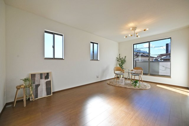 ハートフルタウン伊丹荻野4丁目新築一戸建ての居間・リビング|キッチンからリビングが見渡せるため、家事の最中でもお子様を見守ることができて安心です。